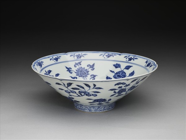 青花花果紋葵口碗
