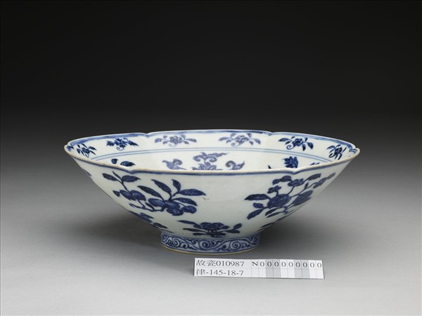 青花花果紋葵口碗