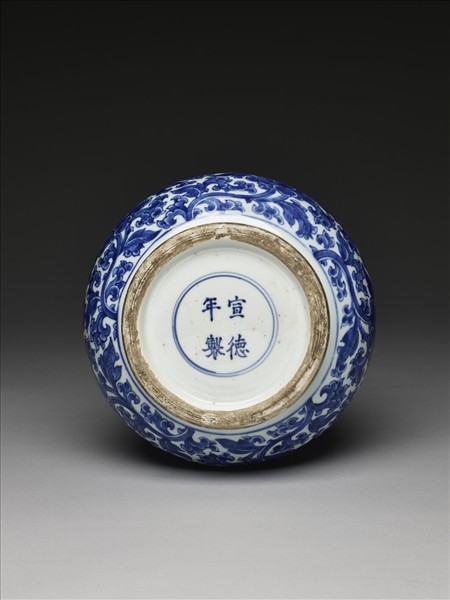 青花纏枝牡丹紋瓶