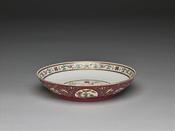 粉彩花卉博古圖盤