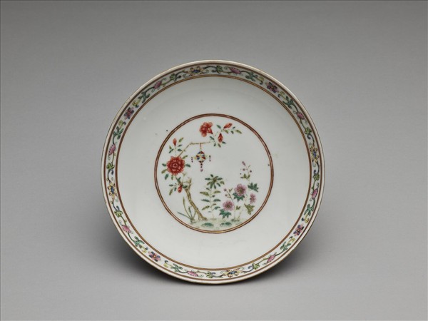 粉彩花卉博古圖盤