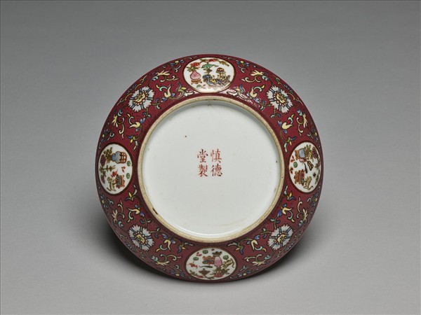 粉彩花卉博古圖盤