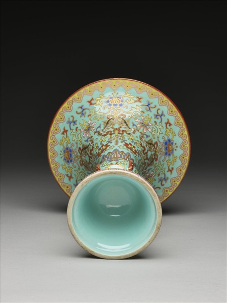 粉彩綠地描金花卉紋觚