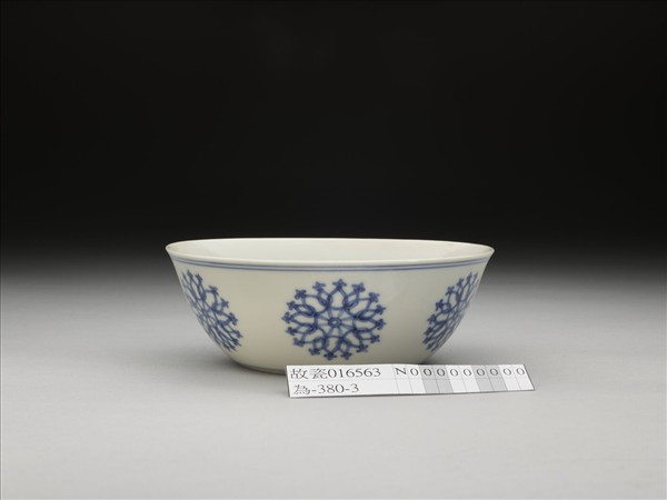 青花團花紋碗
