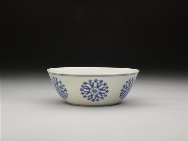青花團花紋碗