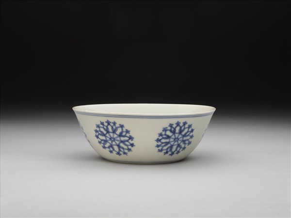 青花團花紋碗