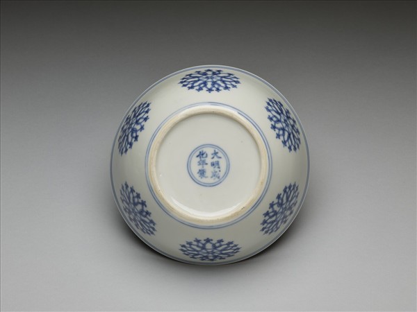 青花團花紋碗