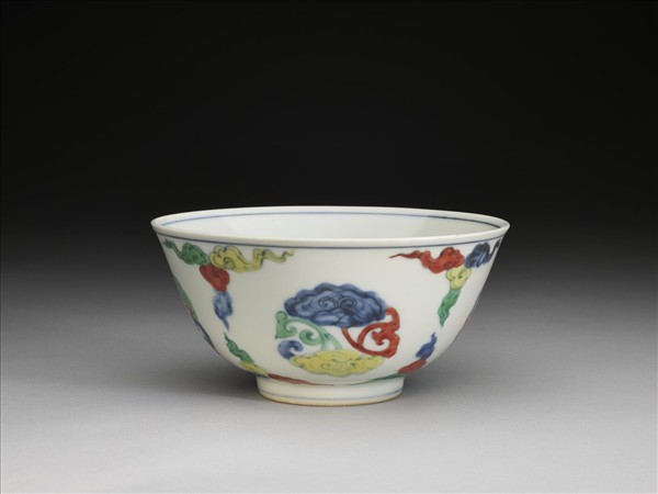 鬥彩花卉團雲芝碗