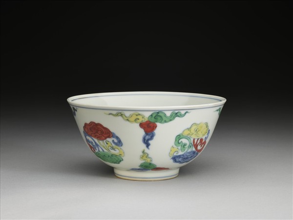 鬥彩花卉團雲芝碗