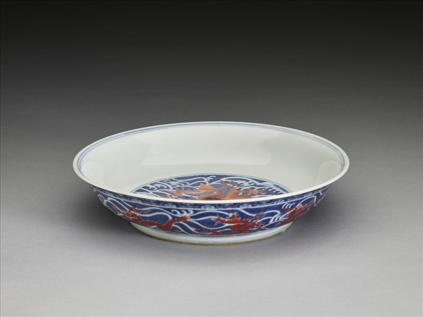 青花描紅龍紋盤