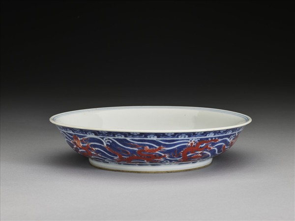 青花描紅龍紋盤