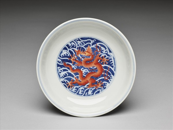 青花描紅龍紋盤