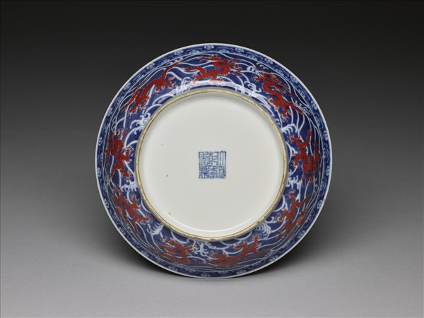 青花描紅龍紋盤