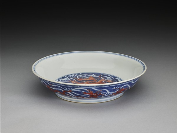 青花描紅龍紋盤