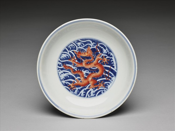 青花描紅龍紋盤