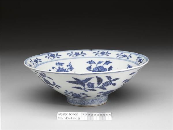 青花花果紋葵口碗