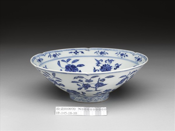 青花花果紋葵口碗