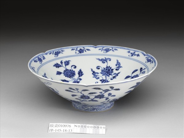 青花花果紋葵口碗