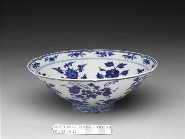 青花花果紋葵口碗