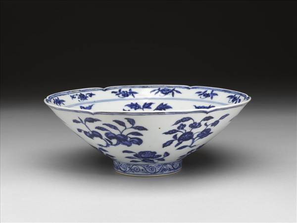青花花果紋葵口碗
