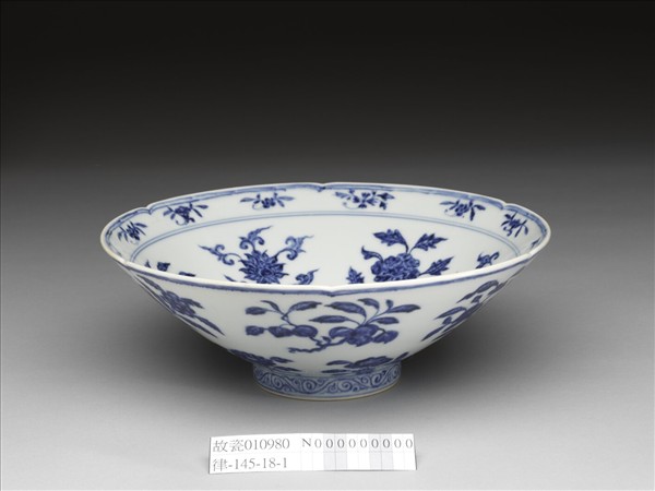 青花花果紋葵口碗