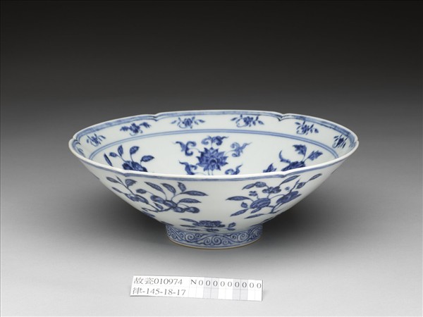 青花花果紋葵口碗
