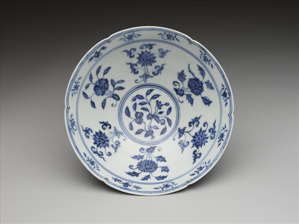 青花花果紋葵口碗