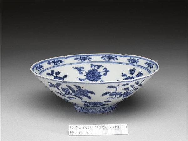 青花花果紋葵口碗
