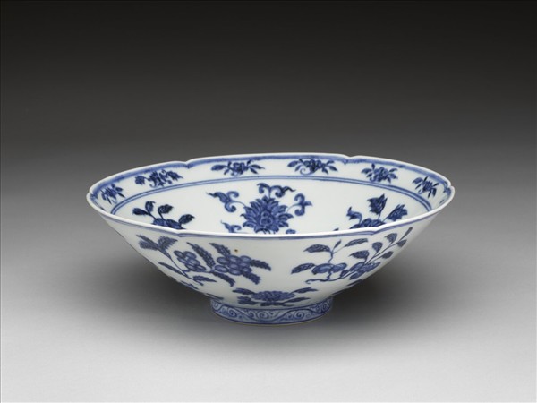 青花花果紋葵口碗