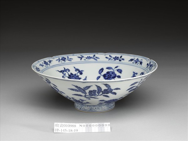青花花果紋葵口碗