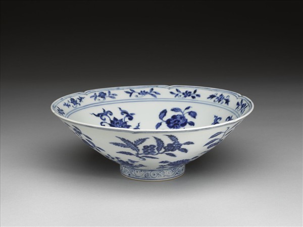 青花花果紋葵口碗