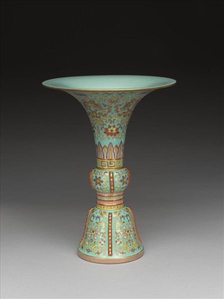 粉彩綠地描金花卉紋觚