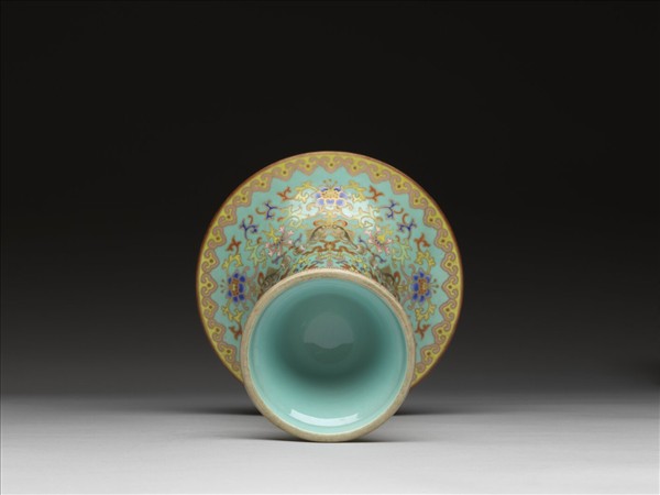 粉彩綠地描金花卉紋觚