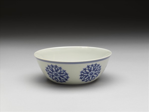 青花團花紋碗