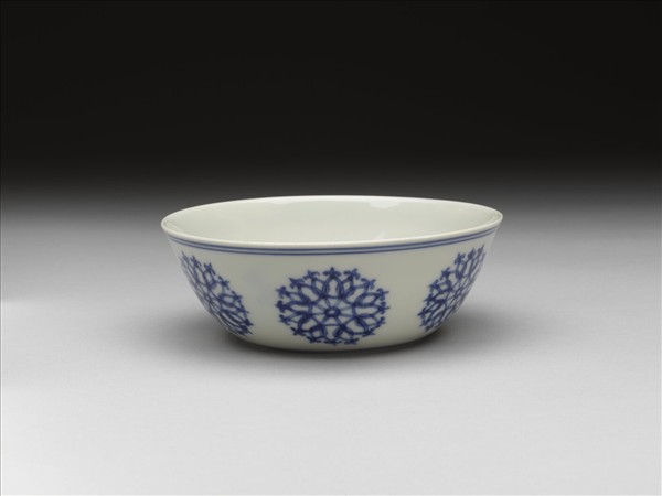 青花團花紋碗