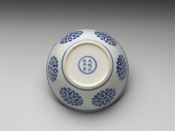 青花團花紋碗
