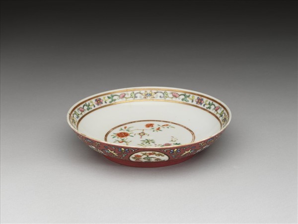 粉彩花卉博古圖盤