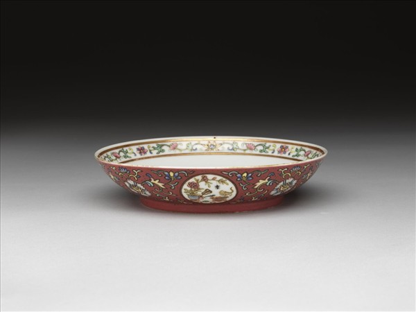 粉彩花卉博古圖盤