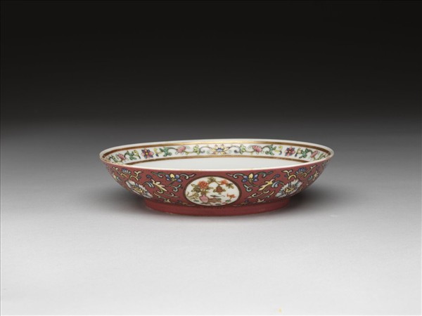 粉彩花卉博古圖盤