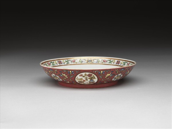 粉彩花卉博古圖盤