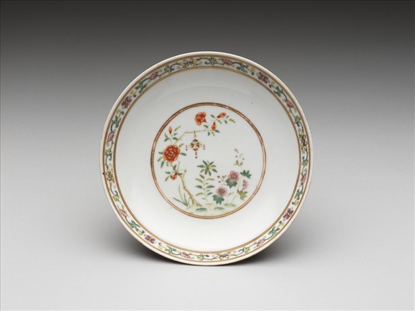 粉彩花卉博古圖盤