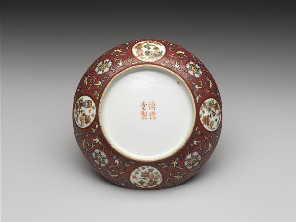 粉彩花卉博古圖盤