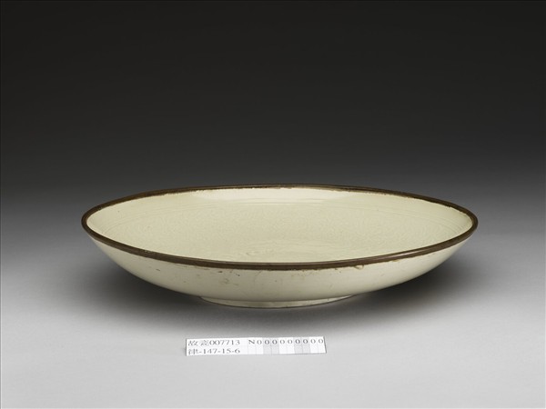 定窯 白瓷印花蓮塘牡丹紋盤