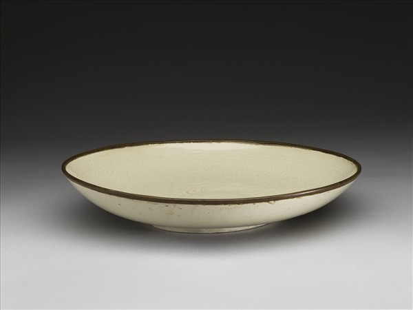 定窯 白瓷印花蓮塘牡丹紋盤