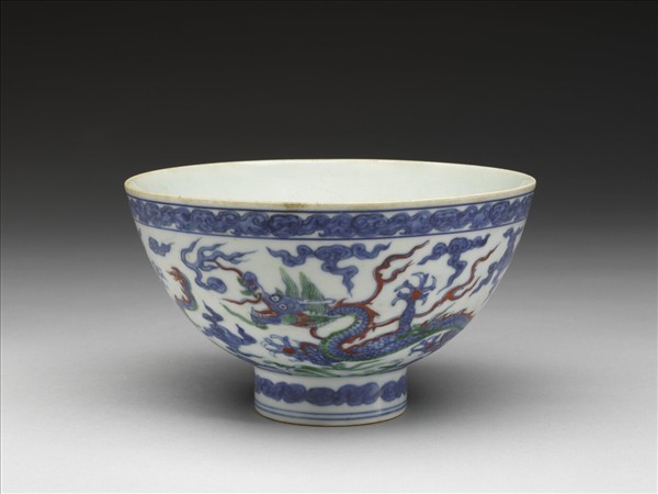 青花加彩雲龍紋碗