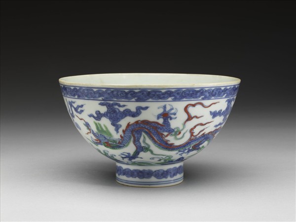 青花加彩雲龍紋碗