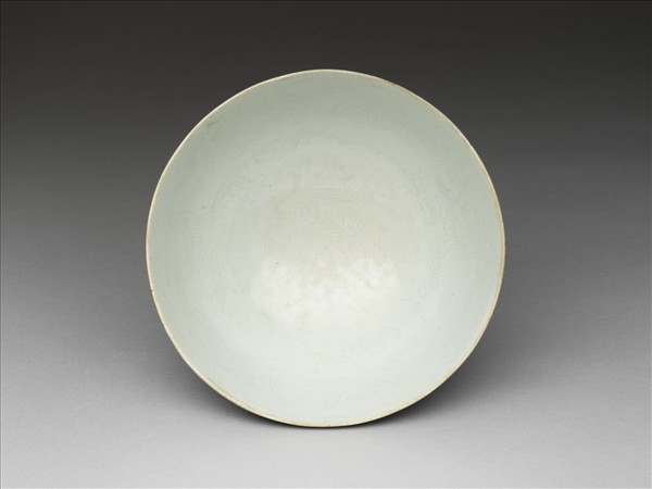 青花加彩雲龍紋碗