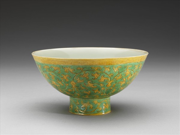 綠地黃彩花卉紋高足碗