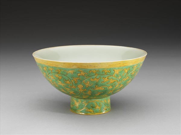 綠地黃彩花卉紋高足碗