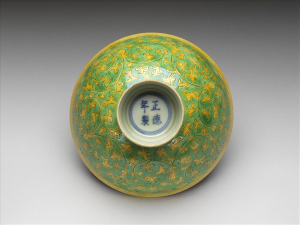 綠地黃彩花卉紋高足碗